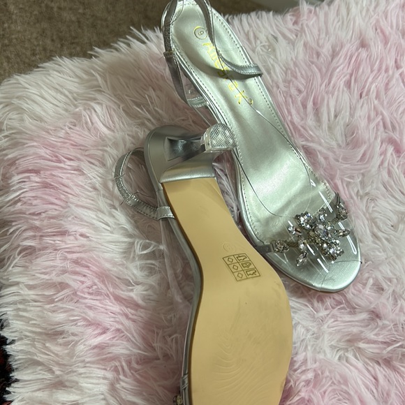 Pretty silver heels - Picture 3 of 4